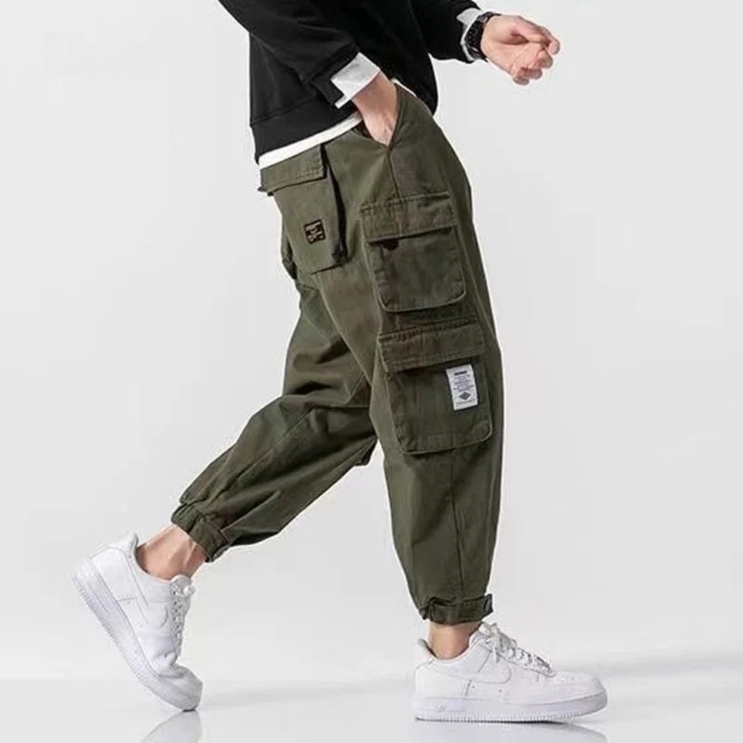 Pantalon cargo fuselé homme en coton lavé – poches à rabat