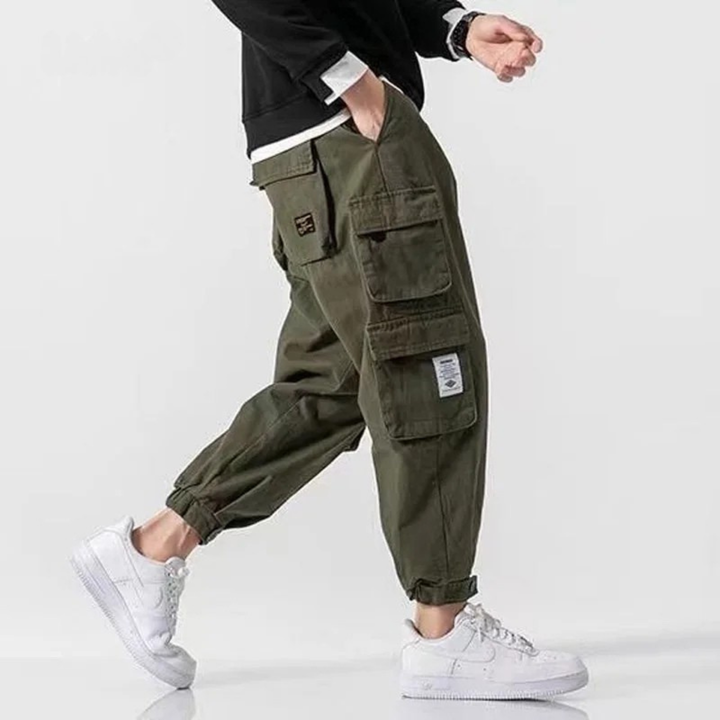 Pantalon cargo fuselé homme en coton lavé – poches à rabat