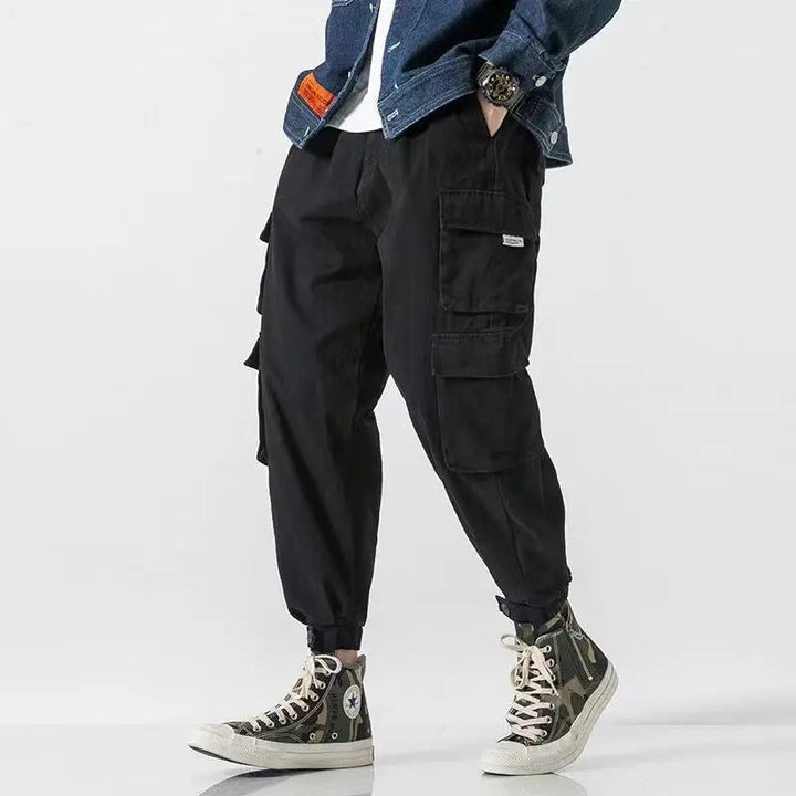 Pantalon cargo fuselé homme en coton lavé – poches à rabat
