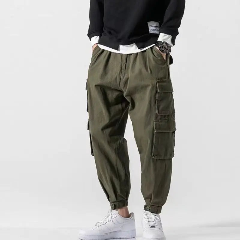 Pantalon cargo fuselé homme en coton lavé – poches à rabat