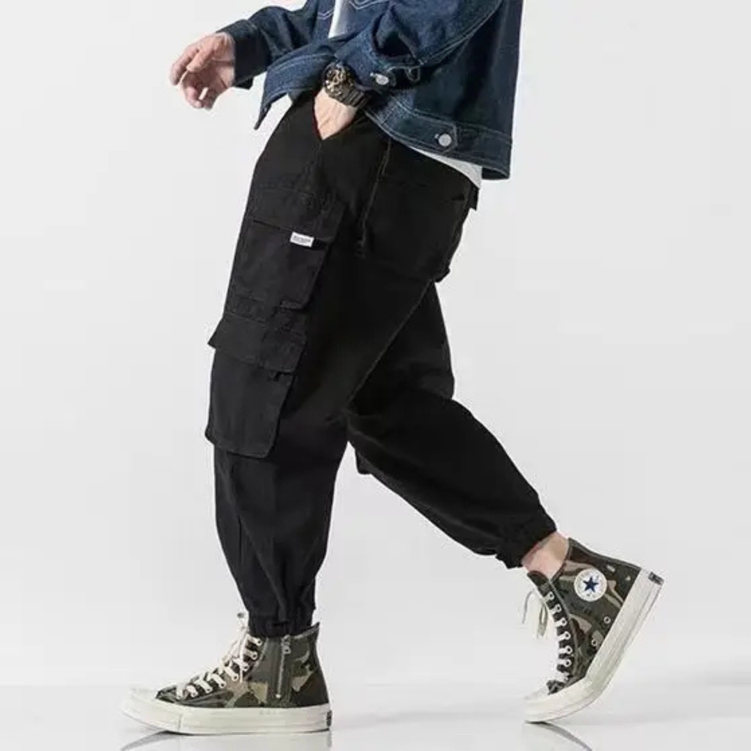 Pantalon cargo fuselé homme en coton lavé – poches à rabat