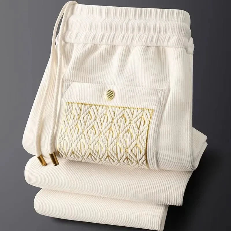 Pantalon homme Cavo en coton – texture côtelée et détail doré