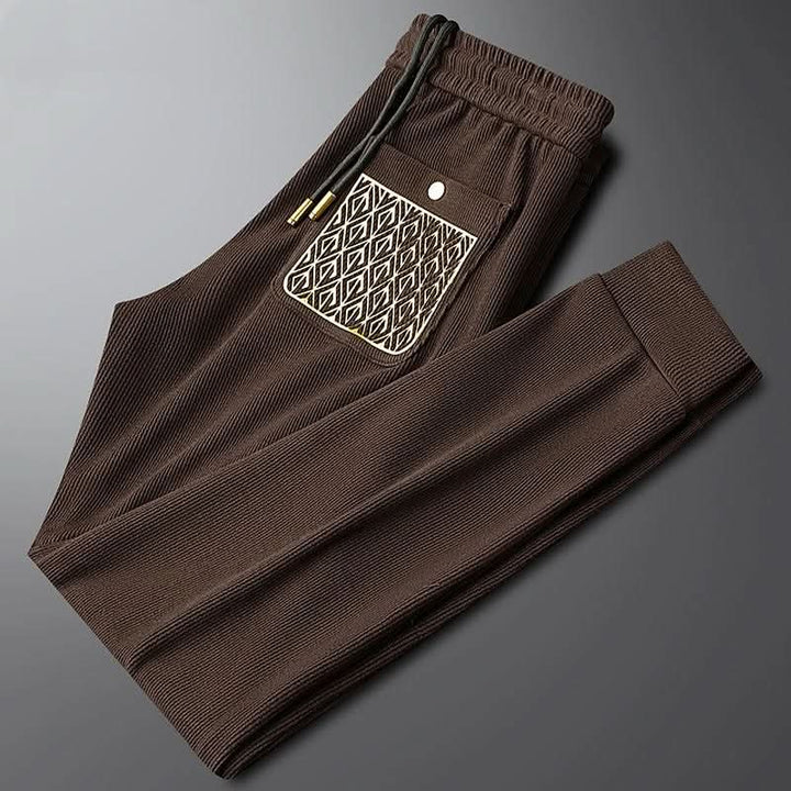 Pantalon homme Cavo en coton – texture côtelée et détail doré