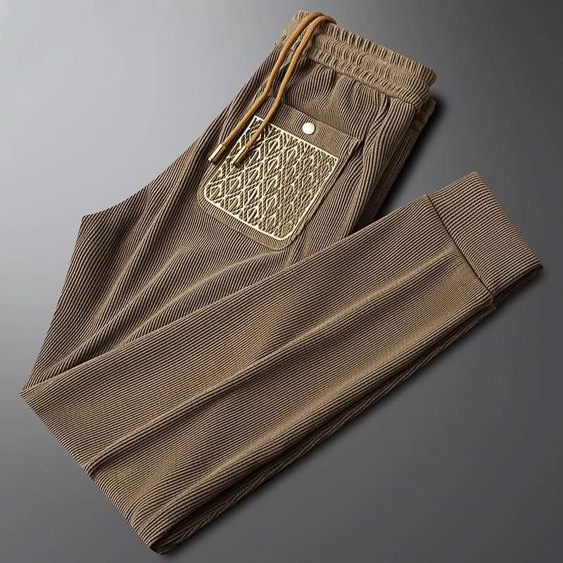 Pantalon homme Cavo en coton – texture côtelée et détail doré