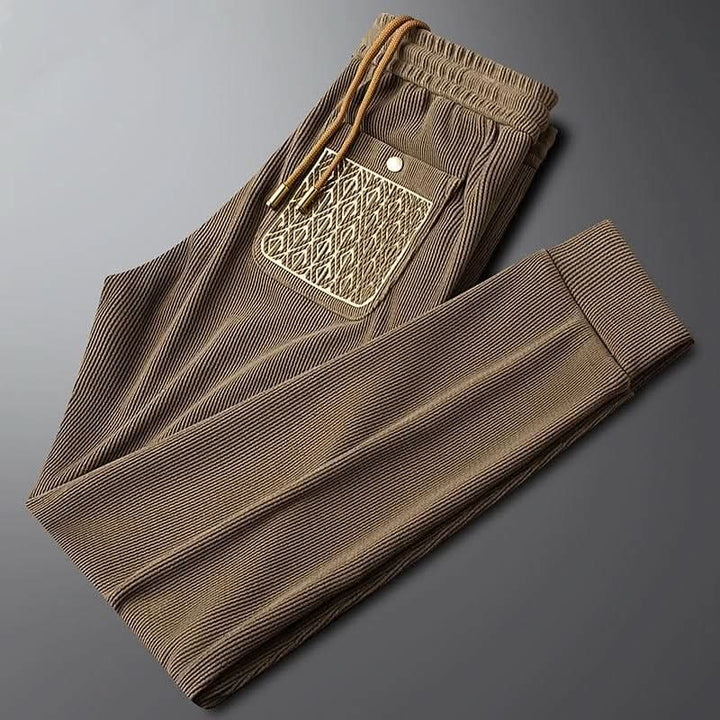Pantalon homme Cavo en coton – texture côtelée et détail doré