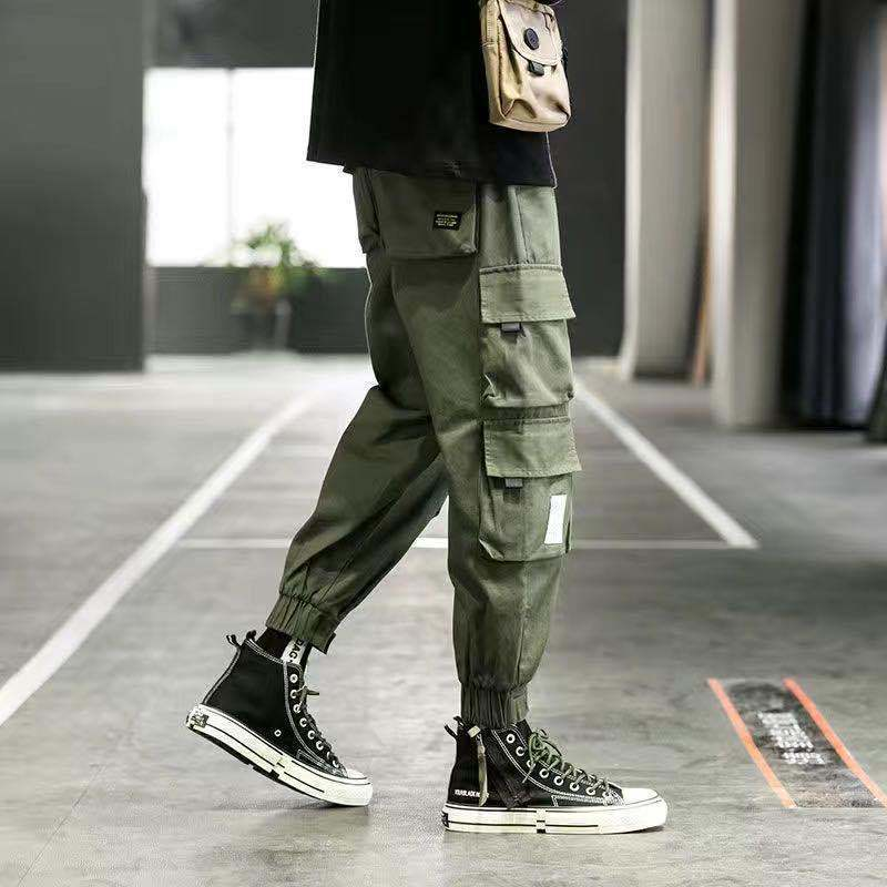 Pantalon cargo fuselé homme en coton lavé – poches à rabat