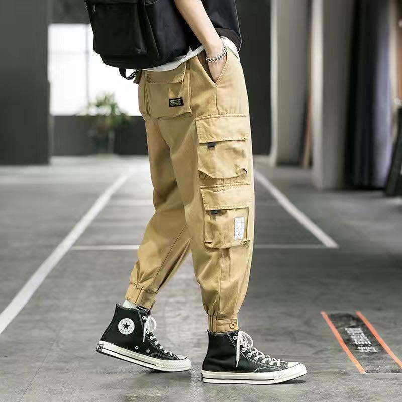 Pantalon cargo fuselé homme en coton lavé – poches à rabat