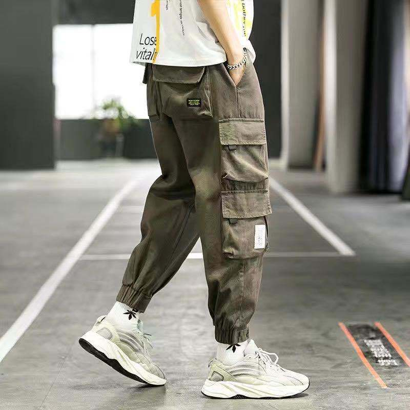 Pantalon cargo fuselé homme en coton lavé – poches à rabat